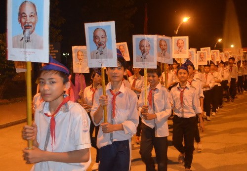 ການເຄື່ອນໄຫວສະເຫຼີມສະຫຼອງ 124 ປີແຫ່ງວັນຄ້າຍວັນເກີດຂອງປະທານ ໂຮ່ຈິມິນ